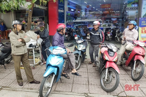 Người dân Hà Tĩnh chủ động đeo khẩu trang khi tham gia phương tiện công cộng