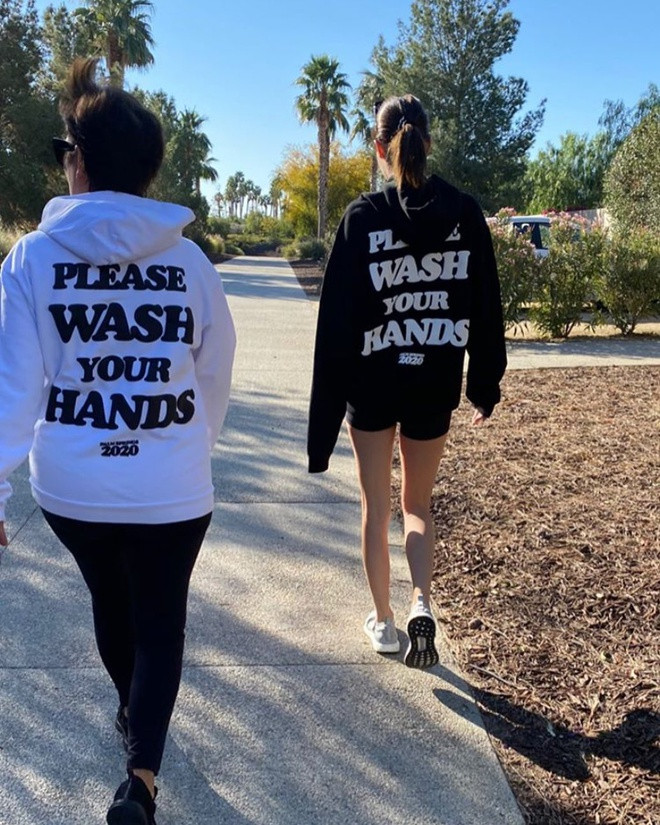 Chiếc áo “nhắc rửa tay” được nhiều người mua giữa dịch Covid-19