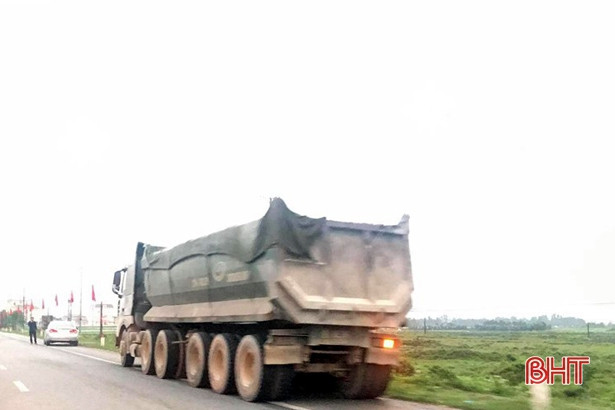 Xe chở đá dăm rơi vãi kéo dài hàng trăm mét trên quốc lộ 1A qua Hà Tĩnh