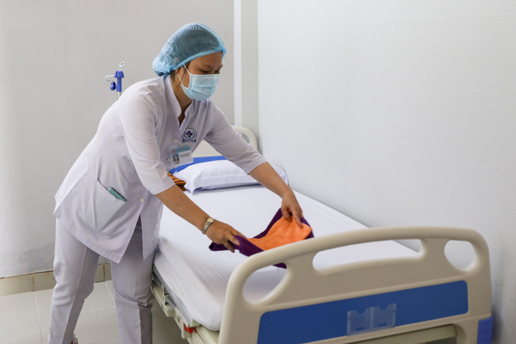 Phòng cách ly người đi về từ vùng dịch, tại bệnh viện dã chiến TP HCM, cuối tháng 2. Ảnh: Quỳnh Trần. Cách ly tại nhà thế nào để an toàn?