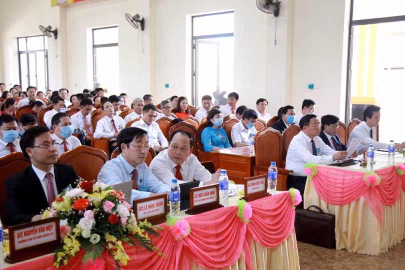 Nêu cao tinh thần trách nhiệm trước Đảng, Nhân dân, thực hiện thắng lợi mục tiêu Nghị quyết Đại hội Đảng bộ xã Hương Trạch đề ra