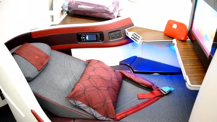 Điều tuyệt vời nhất là bạn có thể ngả lưng ghế tuỳ ý để nằm ngủ, duỗi chân thoải mái. Ảnh: Phương Anh. Lần đầu bay hạng thương gia