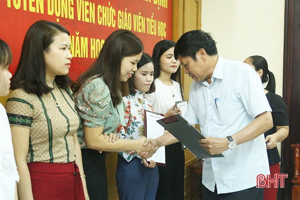 Huyện Lộc Hà trao quyết định tuyển dụng 26 giáo viên tiểu học