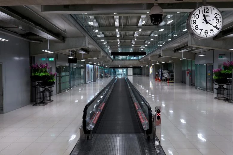 Các địa điểm đông đúc trên thế giới bỗng “vắng ngắt” vì dịch Covid-19