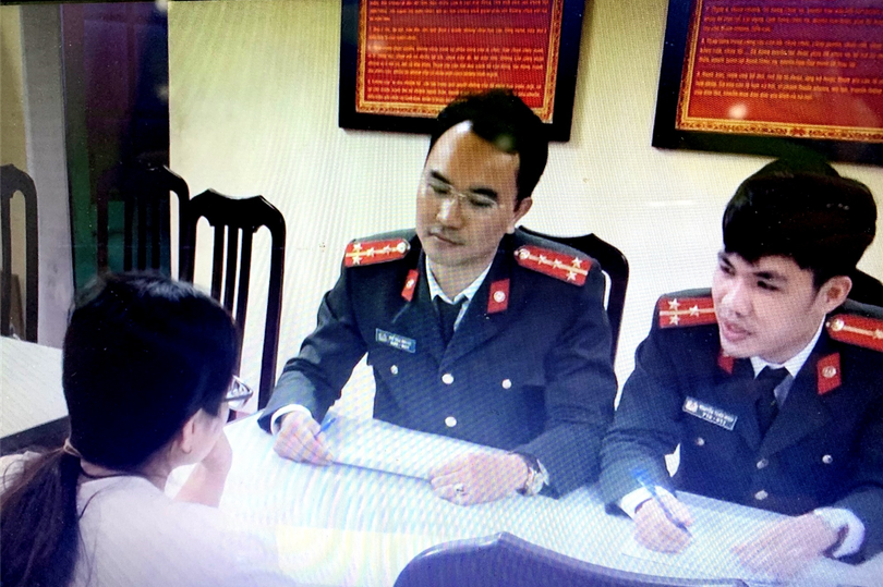 Cán bộ Cục An ninh mạng và phòng, chống tội phạm sử dụng công nghệ cao Bộ Công an làm việc với đối tượng đưa tin bịa đặt, xuyên tạc tại Cơ quan Công an. Xử lý một số đối tượng tung tin đồn thất thiệt về bệnh nhân số 21 có “bồ nhí, con riêng”