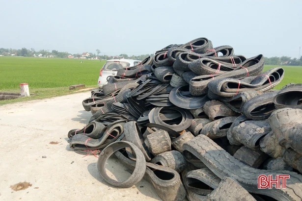 Ngã ba đường làng ở Hà Tĩnh thành bãi tập kết... lốp ô tô cũ!