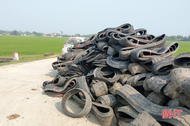 Ngã ba đường làng ở Hà Tĩnh thành bãi tập kết... lốp ô tô cũ!