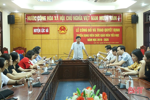 Huyện Lộc Hà trao quyết định tuyển dụng 26 giáo viên tiểu học