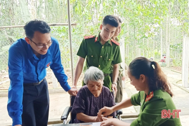 15 đội tình nguyện đến tận nhà hỗ trợ người dân Hà Tĩnh giải quyết thủ tục hành chính