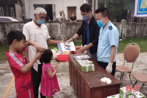 Đổi rác thải nhựa lấy khẩu trang, xà phòng chống dịch Covid-19