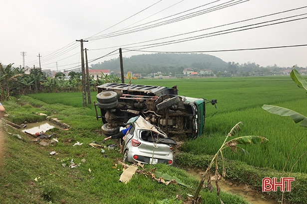 Sau va chạm, 2 ô tô cùng “dìu” nhau xuống ruộng!