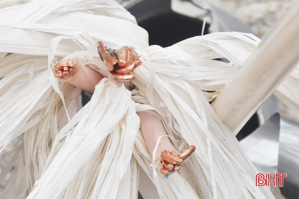 Kẻ gian cắt trộm cáp điện cột đèn sân vận động Hà Tĩnh