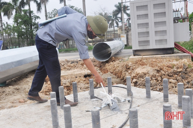 Kẻ gian cắt trộm cáp điện cột đèn sân vận động Hà Tĩnh