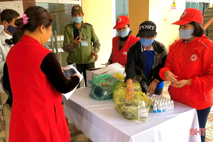 Hội Chữ thập đỏ Thạch Hà phát hơn 1.700 khẩu trang phòng dịch Covid-19