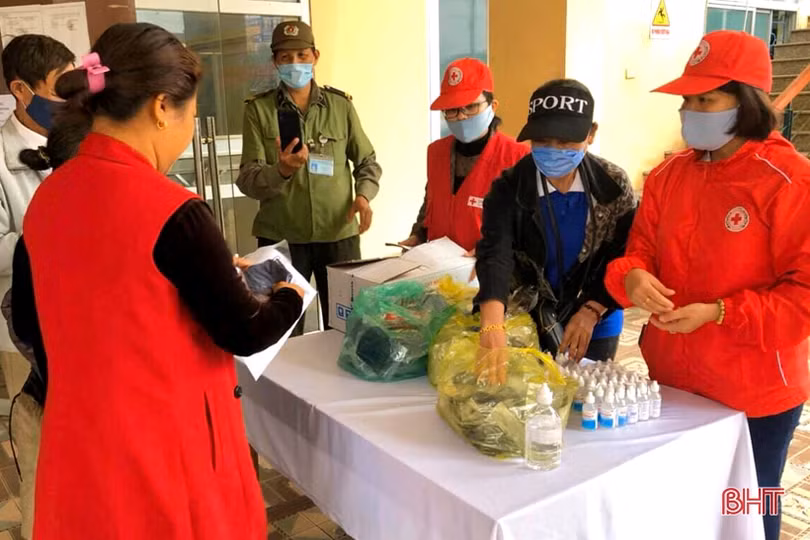 Hội Chữ thập đỏ Thạch Hà phát hơn 1.700 khẩu trang phòng dịch Covid-19