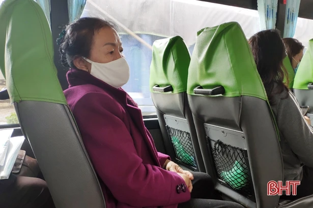 Người dân Hà Tĩnh chủ động đeo khẩu trang khi tham gia phương tiện công cộng