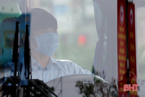 Người dân Hà Tĩnh chủ động đeo khẩu trang khi tham gia phương tiện công cộng