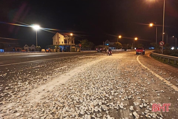 Xe chở đá dăm rơi vãi kéo dài hàng trăm mét trên quốc lộ 1A qua Hà Tĩnh