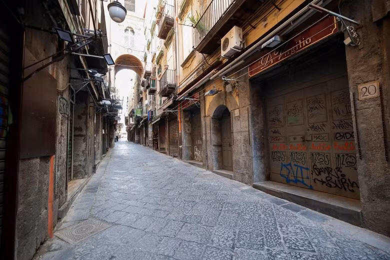 Các địa điểm đông đúc trên thế giới bỗng “vắng ngắt” vì dịch Covid-19