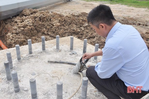 Kẻ gian cắt trộm cáp điện cột đèn sân vận động Hà Tĩnh