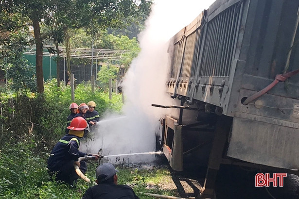 Hà Tĩnh: Xe đầu kéo bốc cháy khi lưu thông trên Quốc lộ 8A