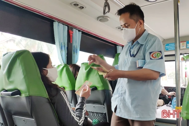 Người dân Hà Tĩnh chủ động đeo khẩu trang khi tham gia phương tiện công cộng