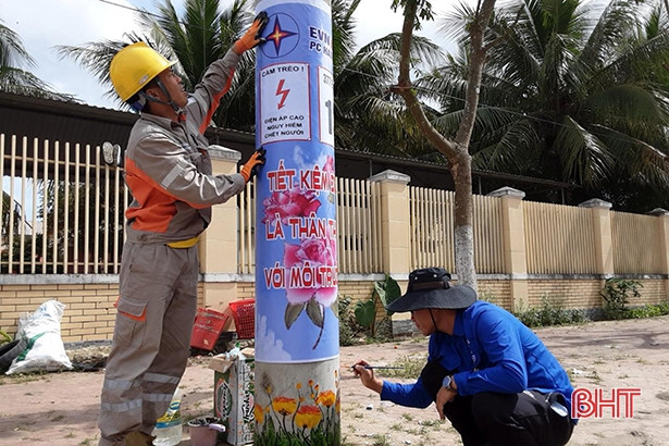 Điện lực Hương Sơn “khoác áo mới cho cột điện