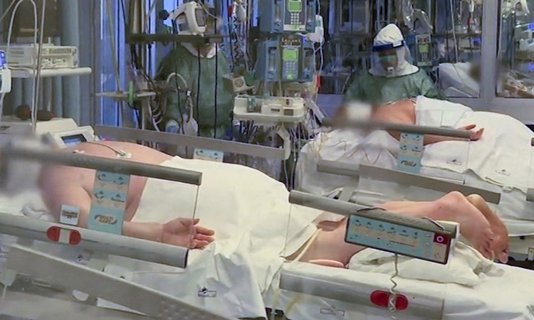 Bệnh nhân Covid-19 được đặt nằm sấp để dễ hô hấp hơn tại bệnh viện Cremona ở miền bắc Italy hôm 9/3. Ảnh: Reuters . Chuyên gia cảnh báo Anh sắp trở thành Italy thứ hai