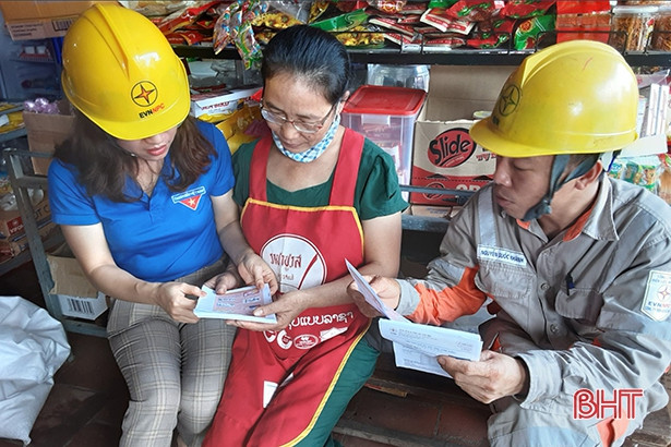 Điện lực Hương Sơn “khoác áo mới cho cột điện