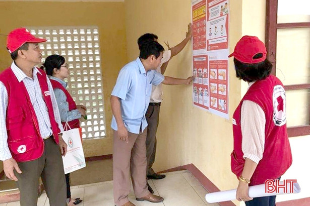 Hội Chữ thập đỏ Thạch Hà phát hơn 1.700 khẩu trang phòng dịch Covid-19