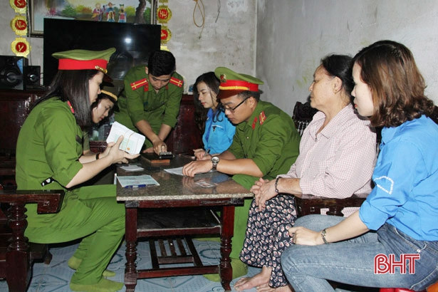 Không nghỉ cuối tuần, Công an Nghi Xuân đến tận nhà làm thủ tục cấp CMND cho người già