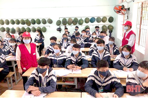 Hội Chữ thập đỏ Thạch Hà phát hơn 1.700 khẩu trang phòng dịch Covid-19