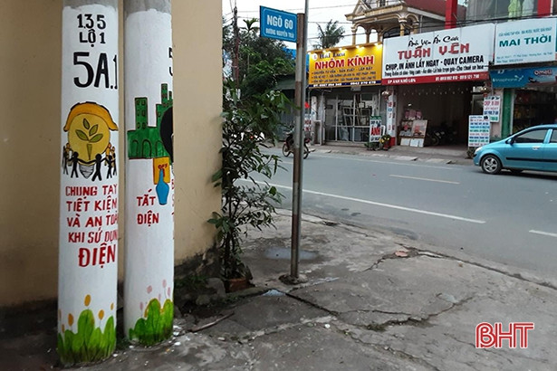 Điện lực Hương Sơn “khoác áo mới cho cột điện