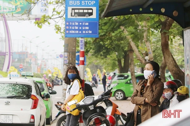 Người dân Hà Tĩnh chủ động đeo khẩu trang khi tham gia phương tiện công cộng
