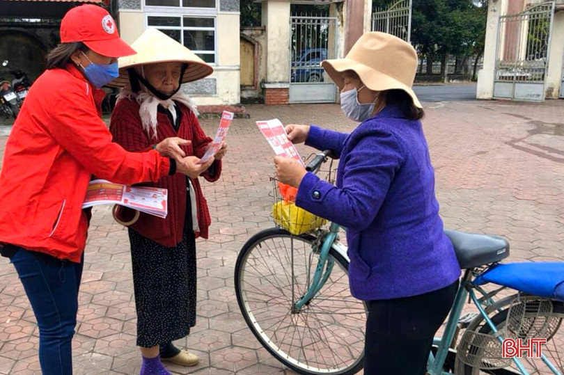 Hội Chữ thập đỏ Thạch Hà phát hơn 1.700 khẩu trang phòng dịch Covid-19