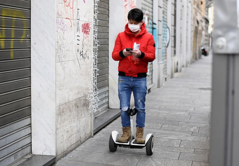 Một người đàn ông đeo khẩu trang lướt ván trượt tại Milan, Italy hôm 10/3. Ảnh: Reuters. Số ca tử vong mới vì Covid-19 tăng kỷ lục tại Italy, cao gấp 10 lần Trung Quốc