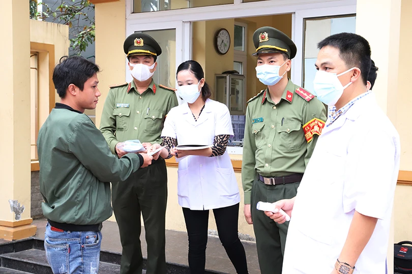 Công an Hà Tĩnh kiểm tra thân nhiệt cán bộ, chiến sỹ và người dân đến làm việc