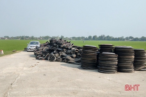 Ngã ba đường làng ở Hà Tĩnh thành bãi tập kết... lốp ô tô cũ!