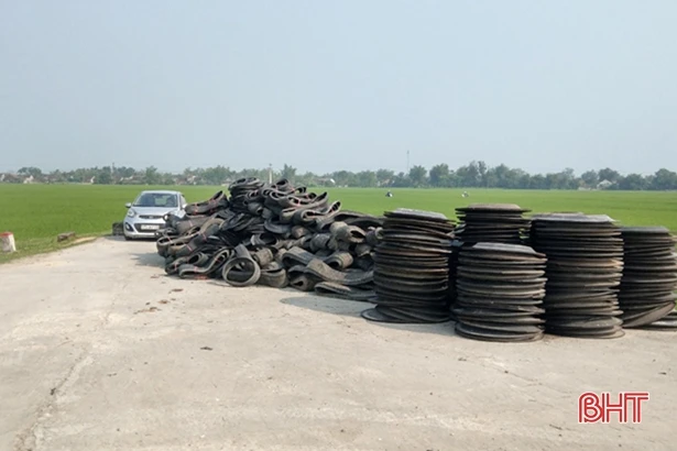 Ngã ba đường làng ở Hà Tĩnh thành bãi tập kết... lốp ô tô cũ!
