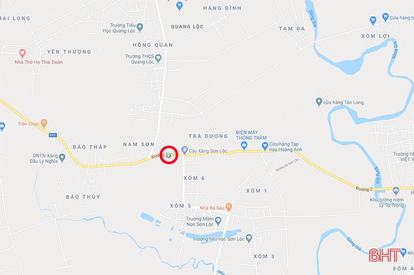 Sau va chạm, 2 ô tô cùng “dìu” nhau xuống ruộng!