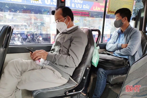 Người dân Hà Tĩnh chủ động đeo khẩu trang khi tham gia phương tiện công cộng