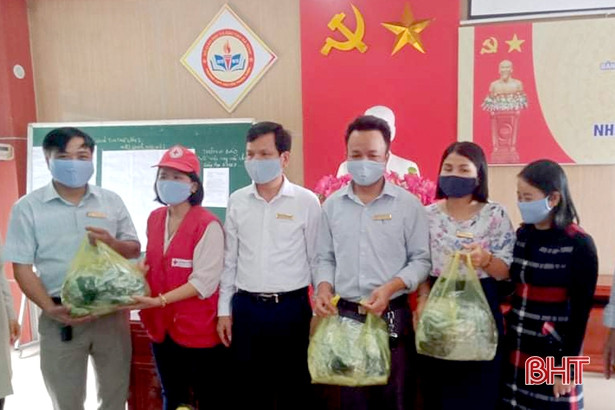 Hội Chữ thập đỏ Thạch Hà phát hơn 1.700 khẩu trang phòng dịch Covid-19