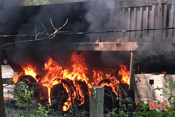 Hà Tĩnh: Xe đầu kéo bốc cháy khi lưu thông trên Quốc lộ 8A