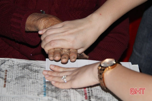 Không nghỉ cuối tuần, Công an Nghi Xuân đến tận nhà làm thủ tục cấp CMND cho người già