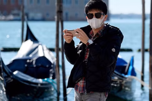 Virus corona lan khắp toàn cầu. Ảnh: REUTERS/Manuel Silvestri. 10 lý do không nên hoảng hốt vì Covid-19