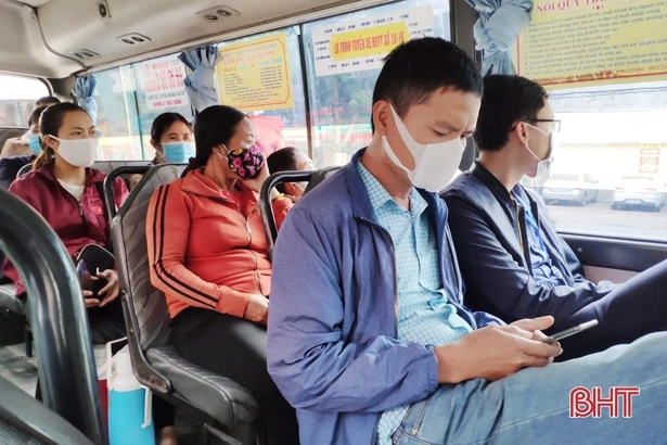 Người dân Hà Tĩnh chủ động đeo khẩu trang khi tham gia phương tiện công cộng
