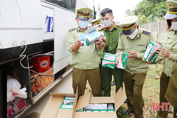 Xe khách giường nằm vận chuyển lậu 7 tạ da trâu và 4.000 khẩu trang trên QL 8A