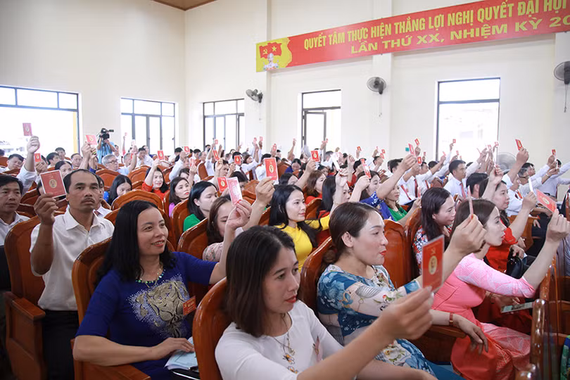 Nêu cao tinh thần trách nhiệm trước Đảng, Nhân dân, thực hiện thắng lợi mục tiêu Nghị quyết Đại hội Đảng bộ xã Hương Trạch đề ra