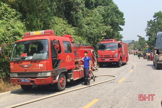 Hà Tĩnh: Xe đầu kéo bốc cháy khi lưu thông trên Quốc lộ 8A