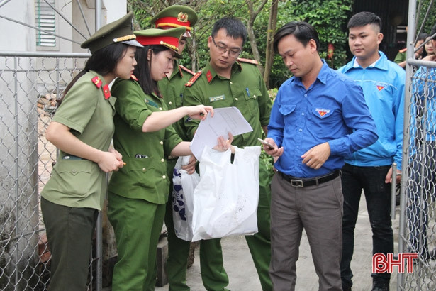 Không nghỉ cuối tuần, Công an Nghi Xuân đến tận nhà làm thủ tục cấp CMND cho người già